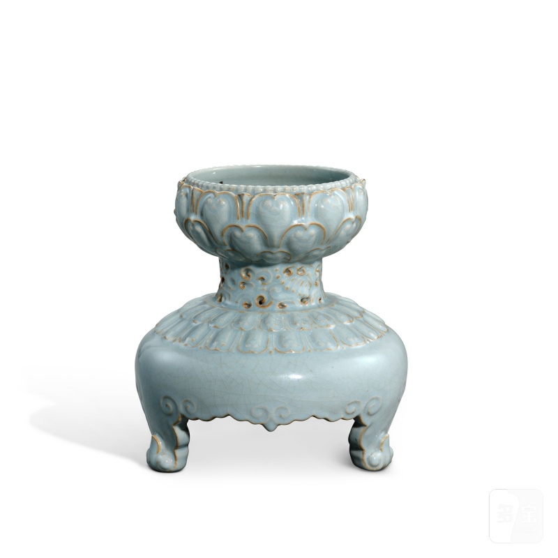 An extremely rare ru-type 'lotus' tripod stand, Seal mark and period of Yongzheng | 清雍正 仿汝釉浮雕蓮瓣紋束腰三足座 《大清雍正年製》款 - 图2